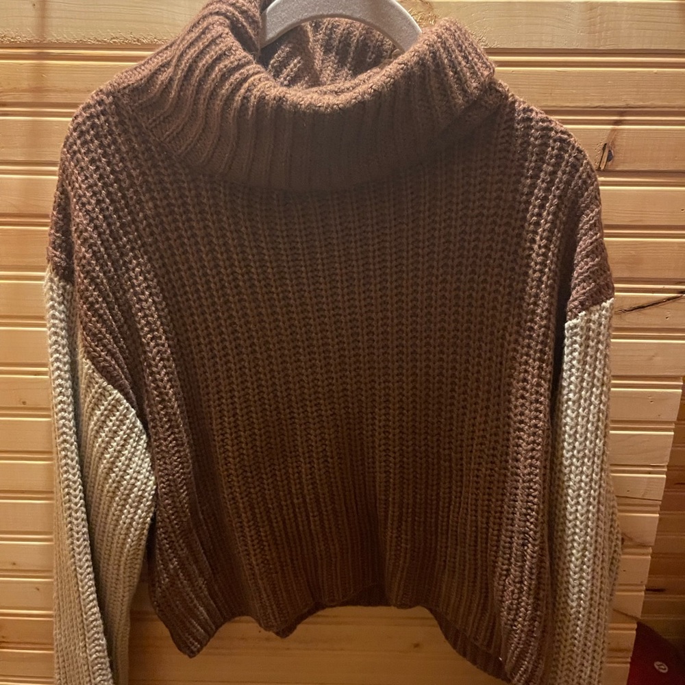 Women’s two colored Crop Sweater. Size Large.